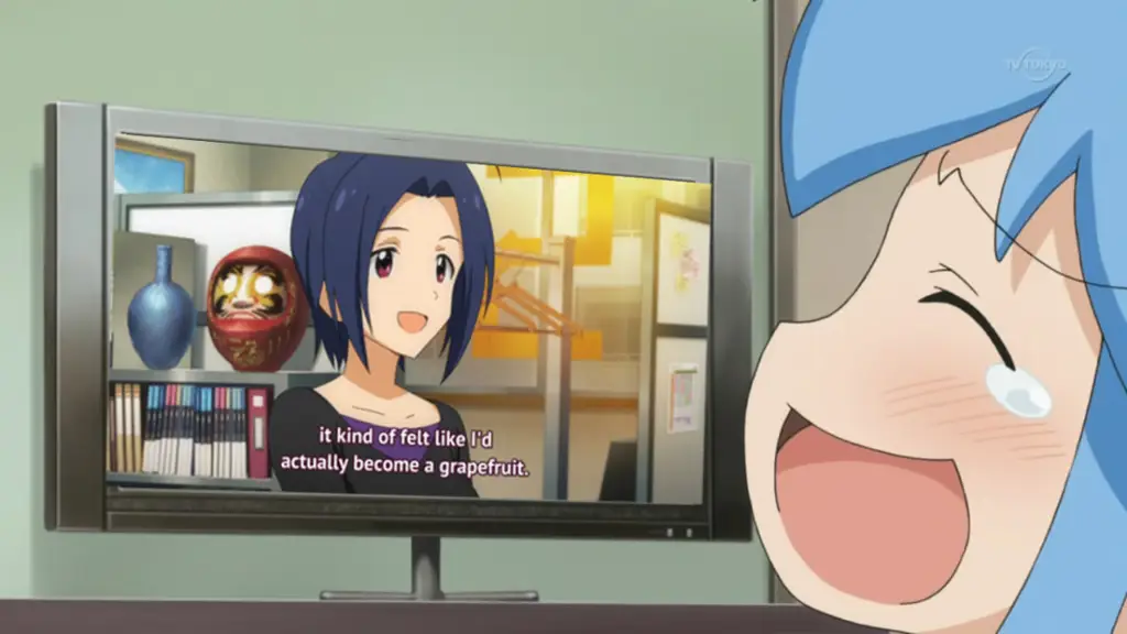 Gambar orang-orang yang sedang menonton anime bersama-sama dengan ekspresi bahagia
