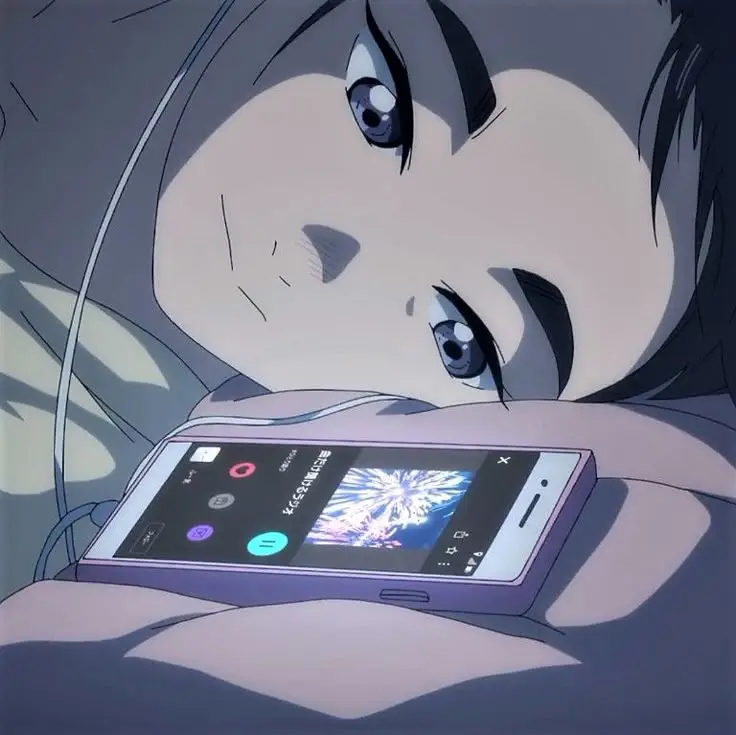 Menonton Anime dengan Nyaman Gambar seseorang bersantai dan menonton anime di ponsel